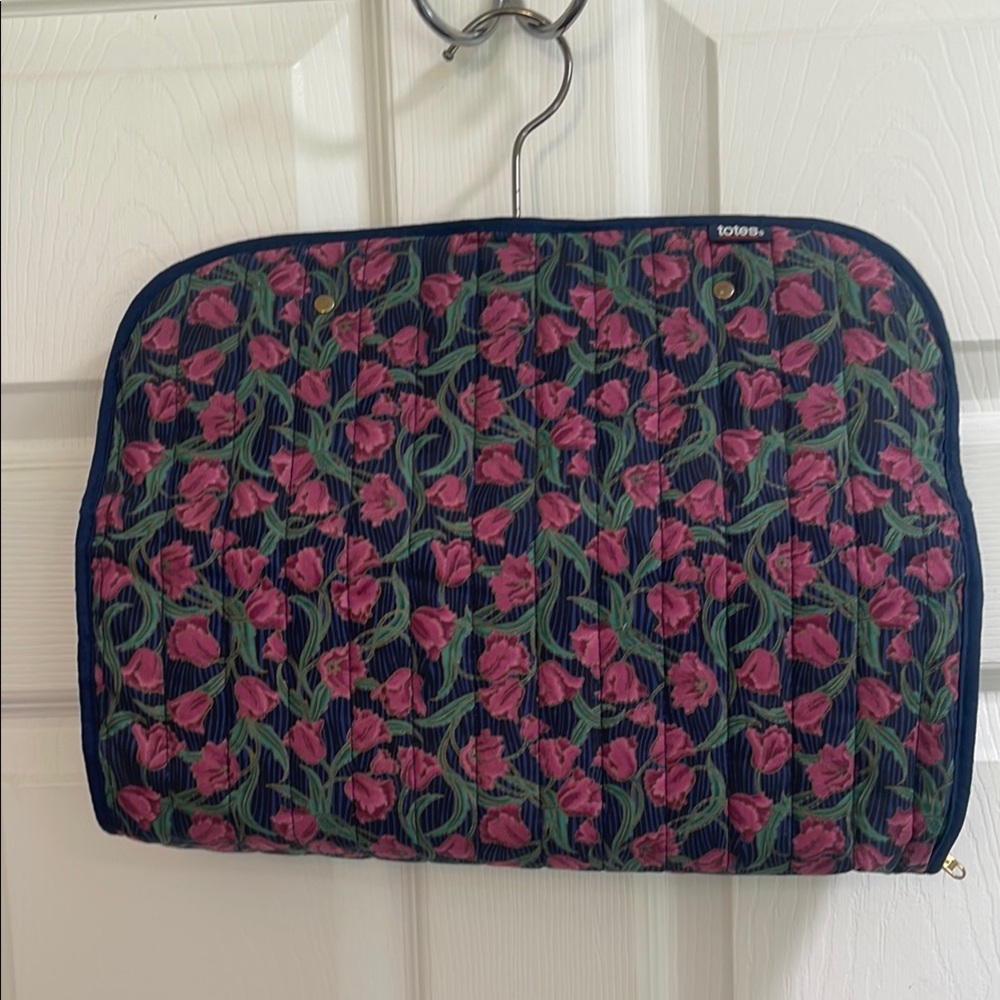 TRAVEL/VACATION ACCESSORIES POUCHES
